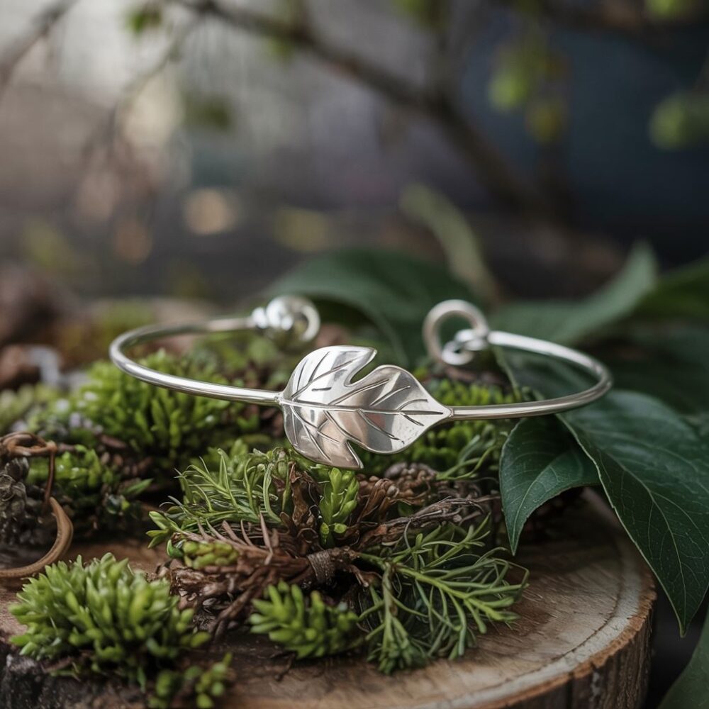 biżuteria z motywem liścia