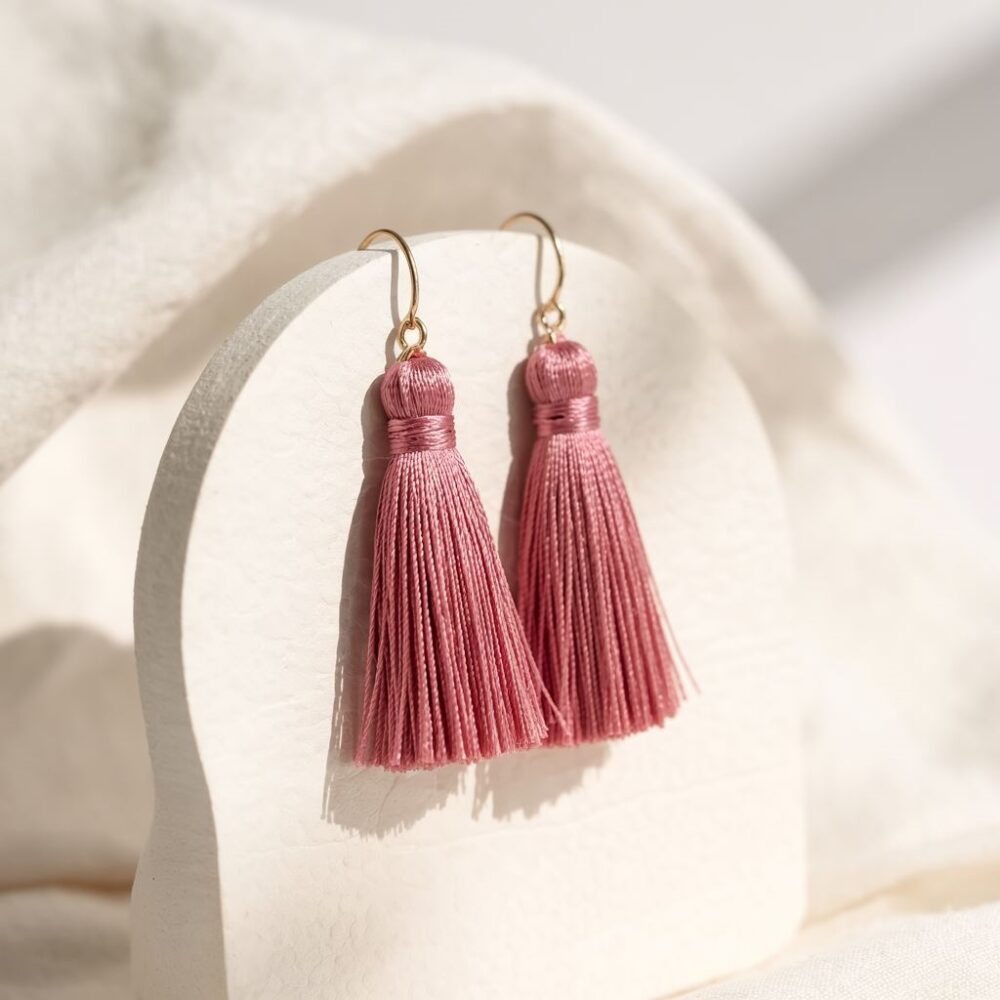 biżuteria z różowym chwostem