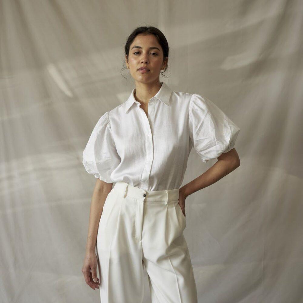 elegancka bluzka i białe spodnie