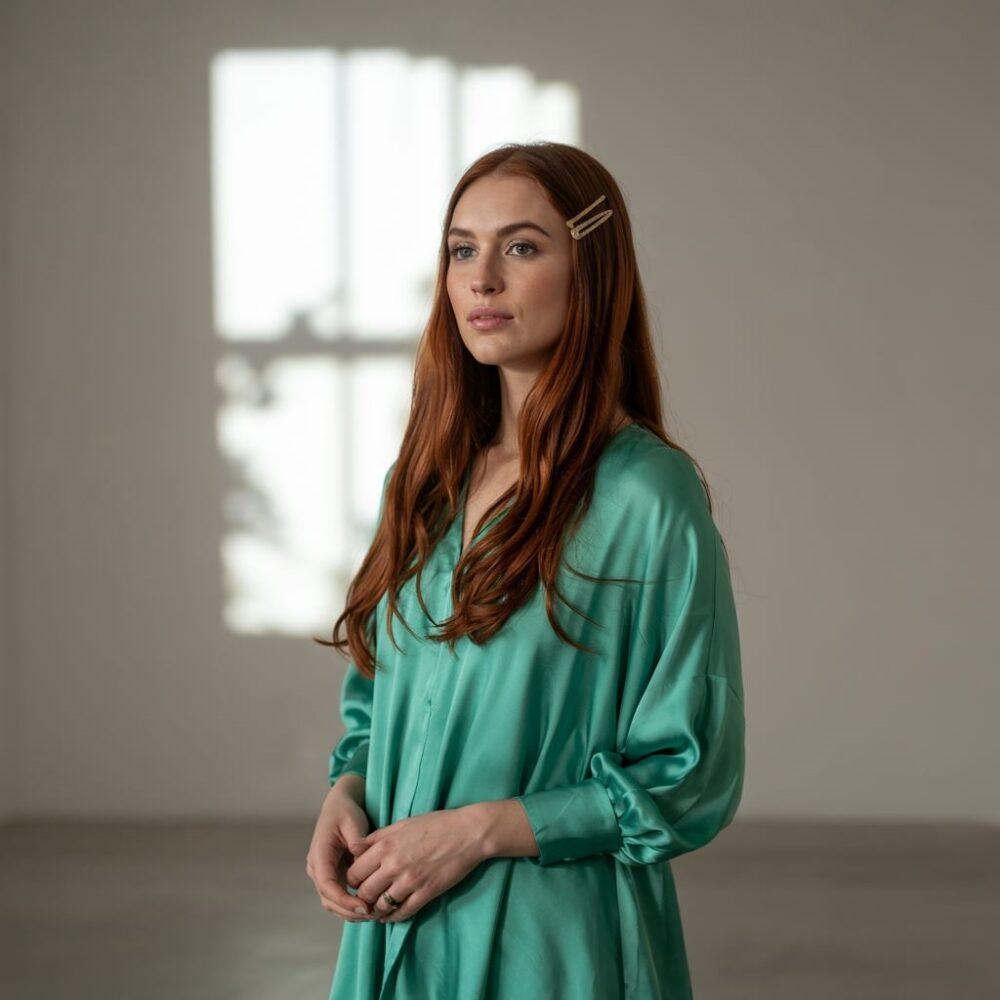 kobieta w sukience na wietrze