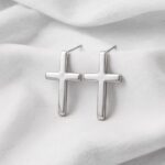 kolczyki w kształcie krzyża