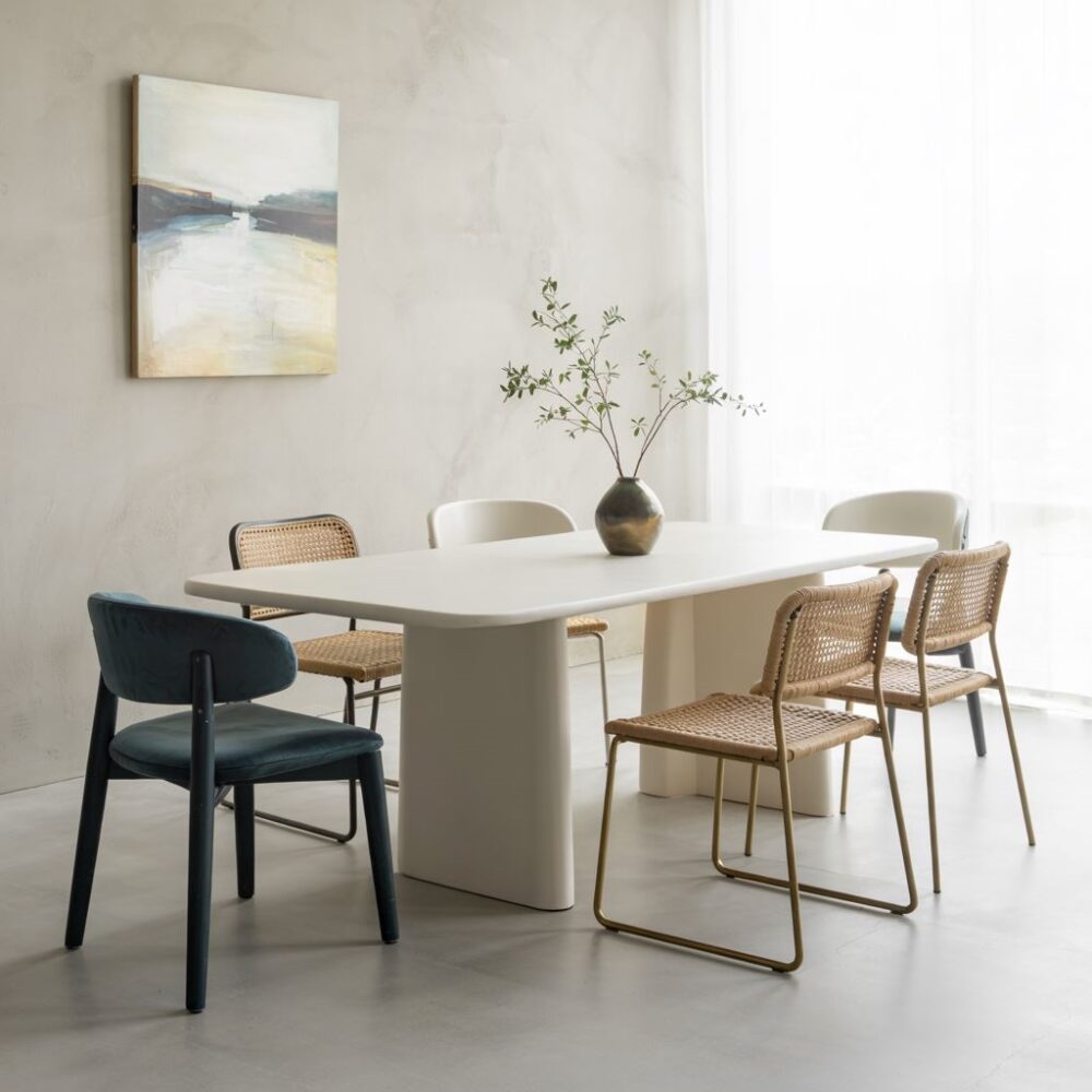 kolorowe krzesła przy stole