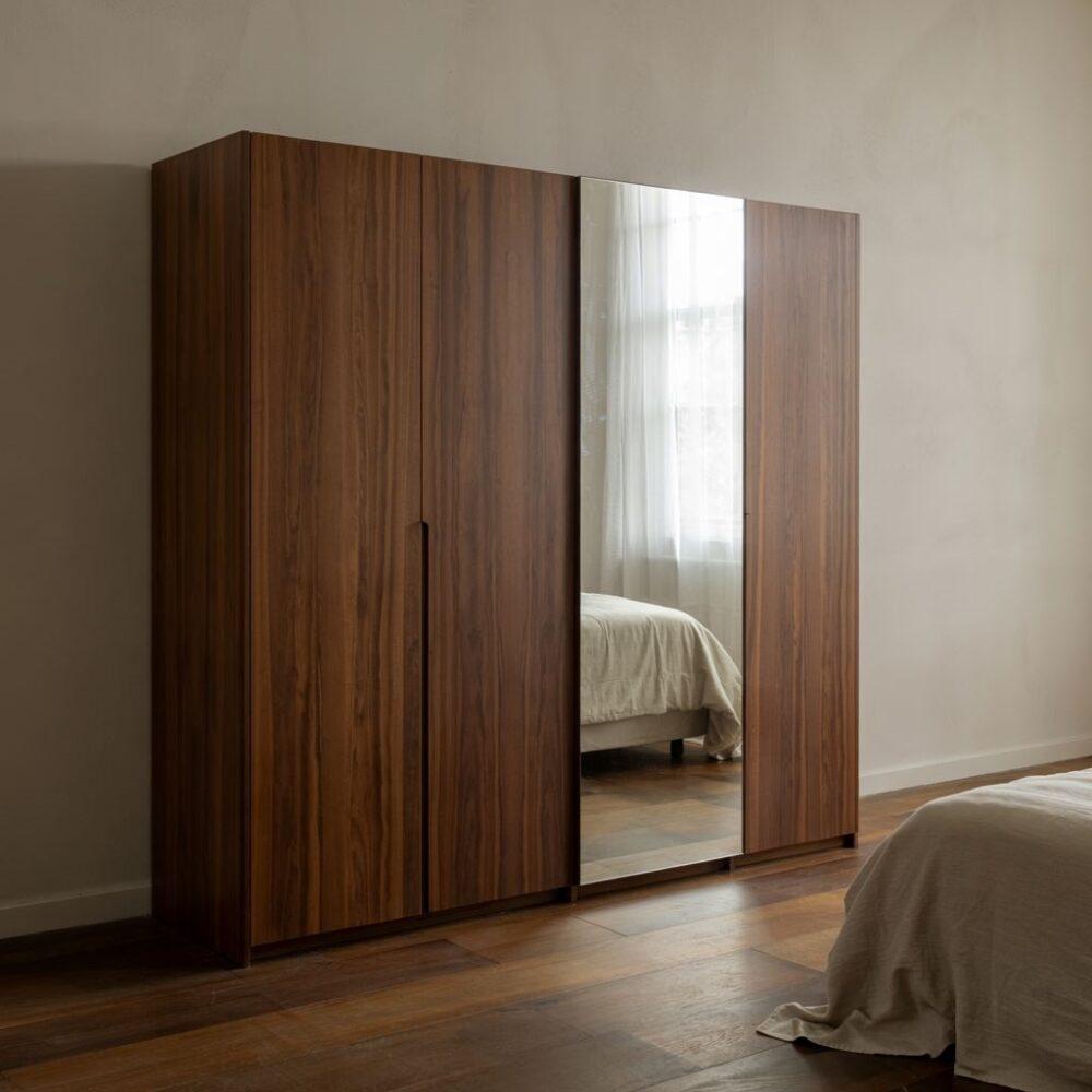 lustro na drzwiach szafy