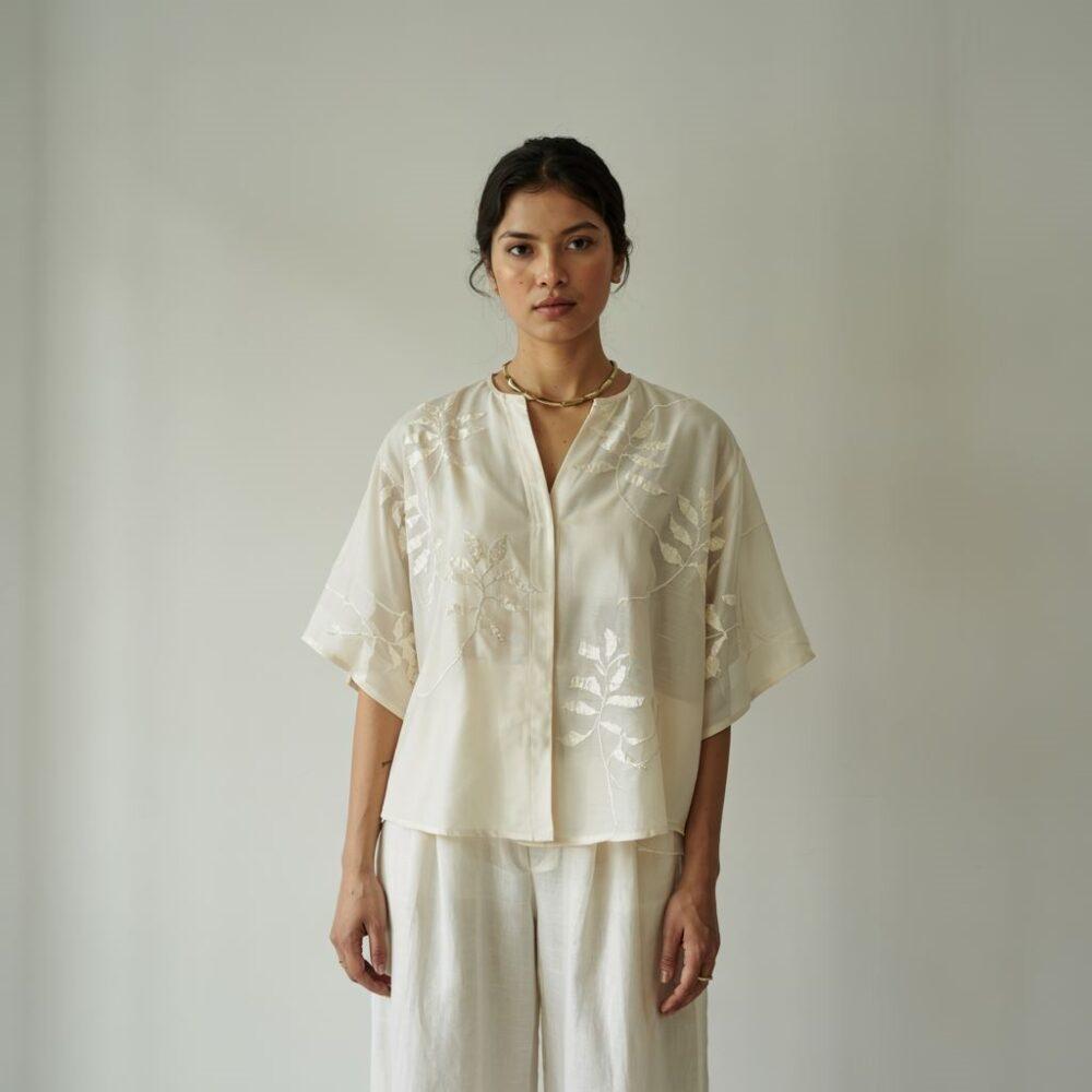 modna stylizacja z białymi spodniami