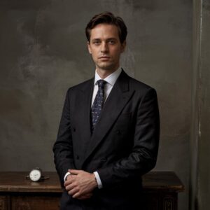 modny krawat do czarnego garnituru