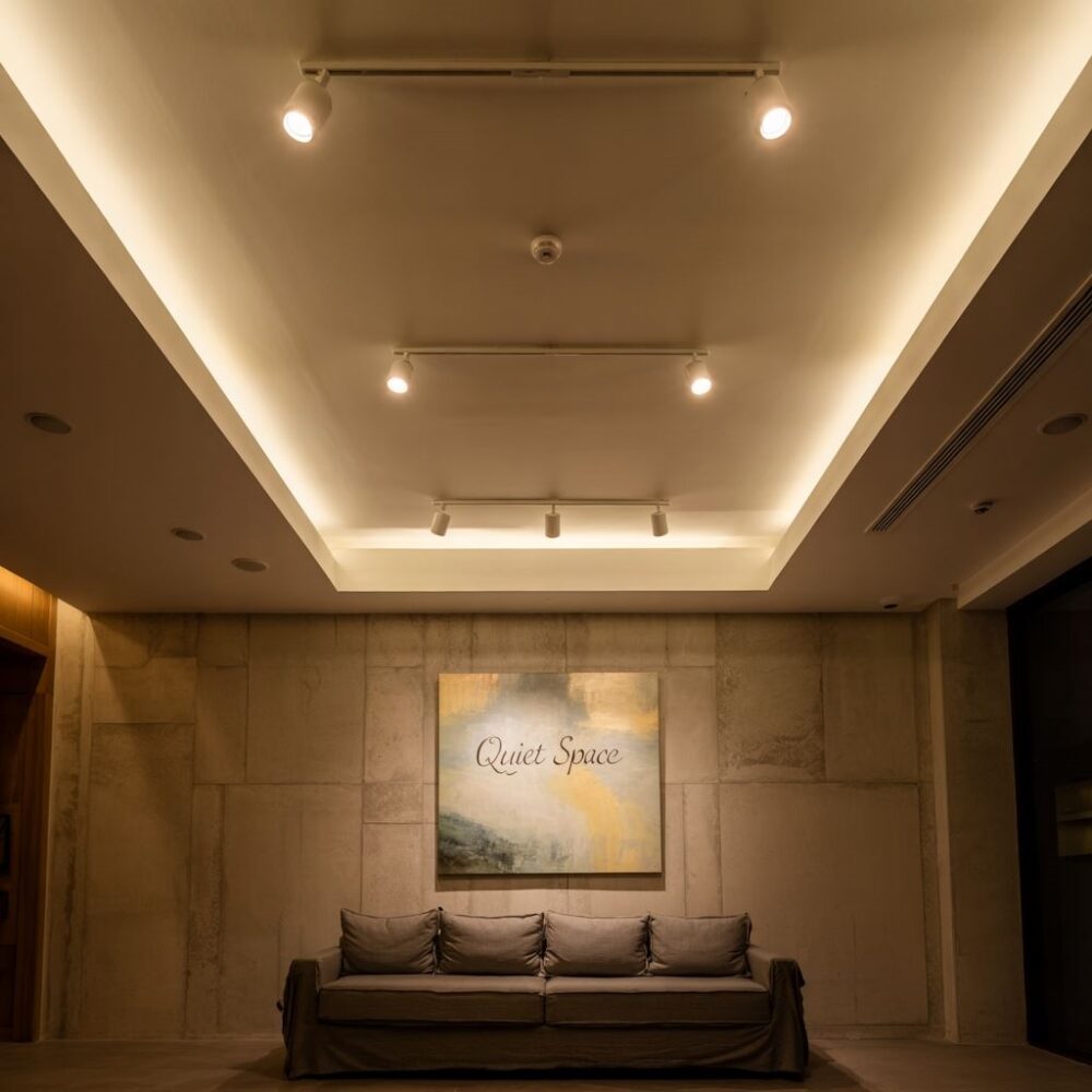 montaż halogenów w suficie