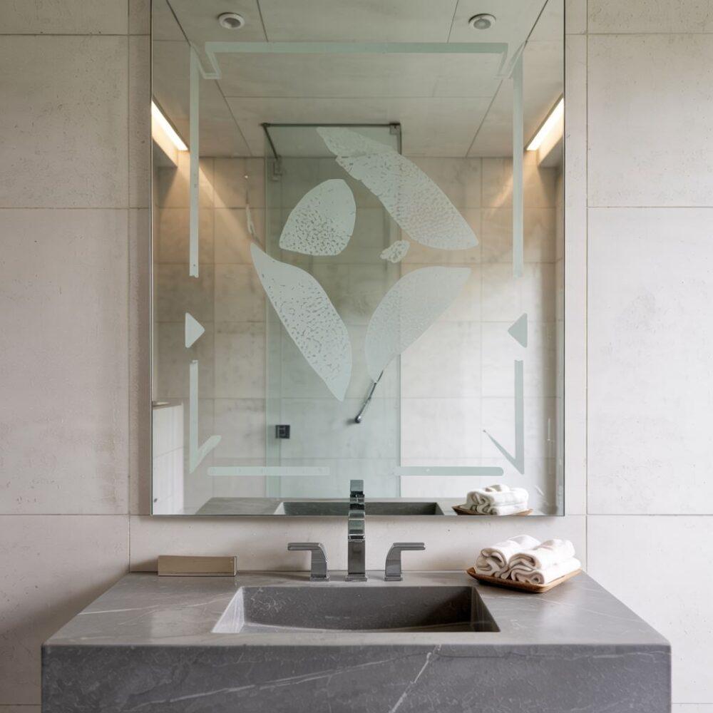 nowoczesna łazienka z lustrem