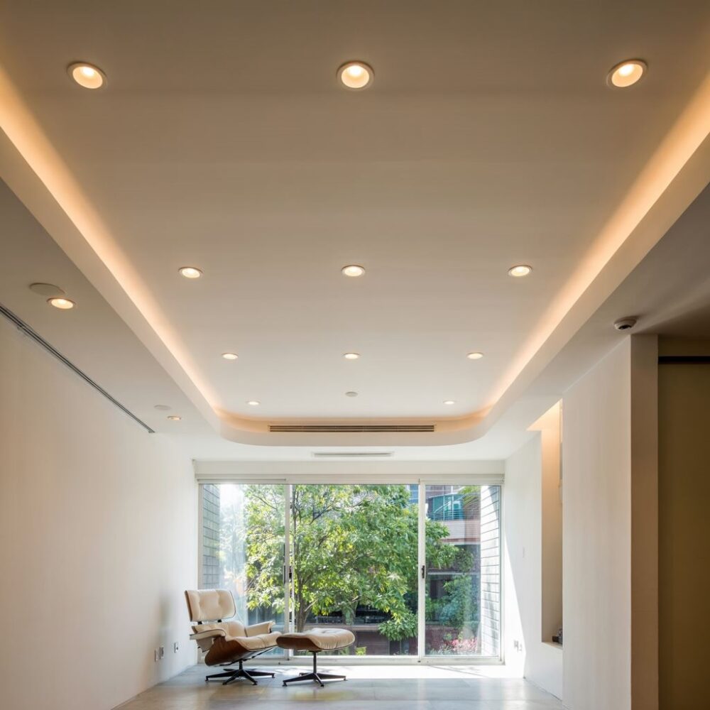 nowoczesny salon z halogenami