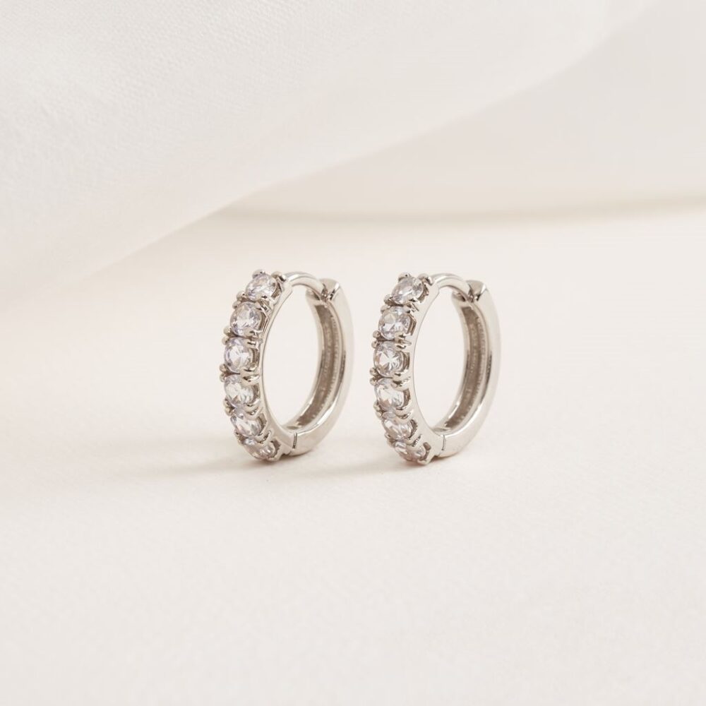 okrągłe kolczyki z kamieniami