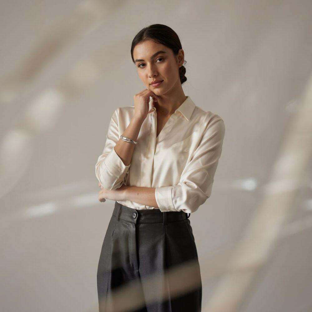 outfit z bluzką i spodniami