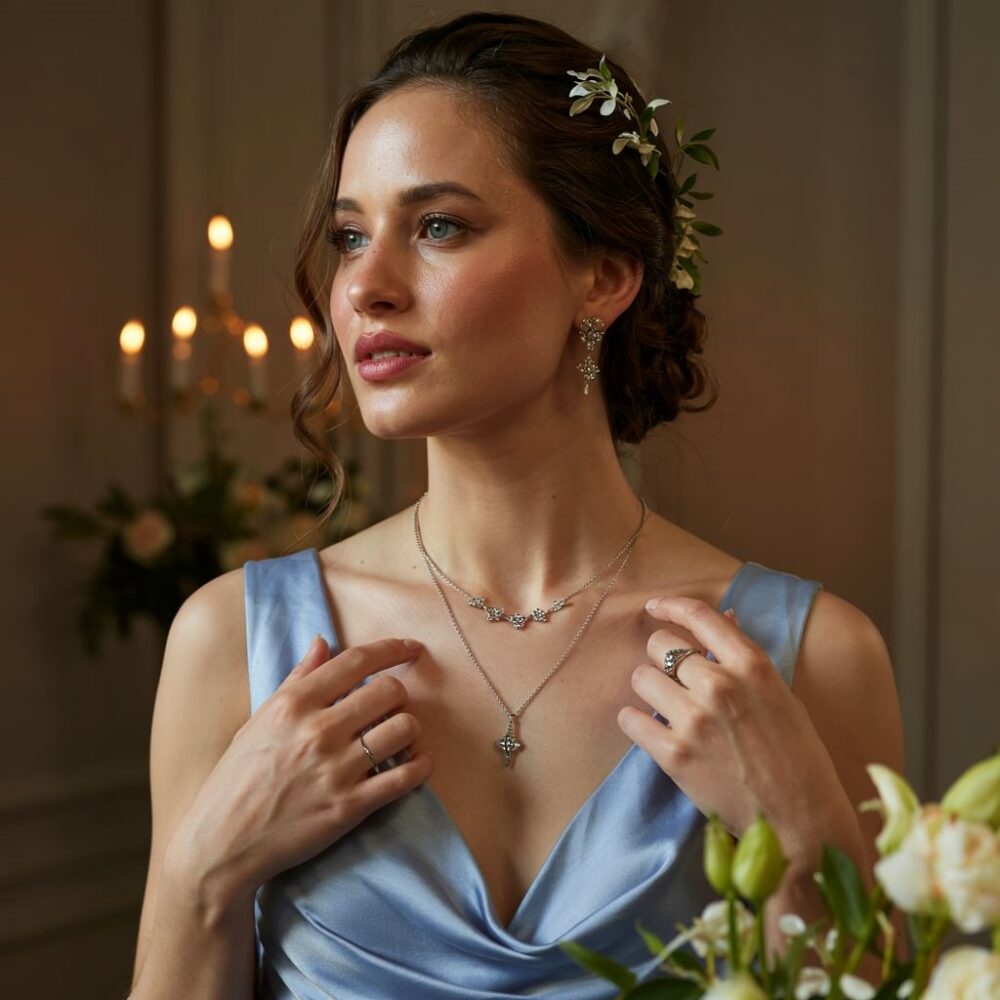 srebrna biżuteria do niebieskiej sukienki