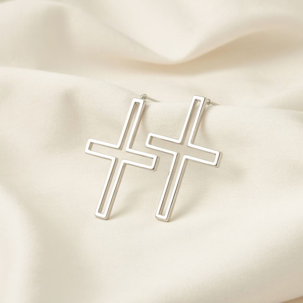 stalowe kolczyki w kształcie krzyżyka