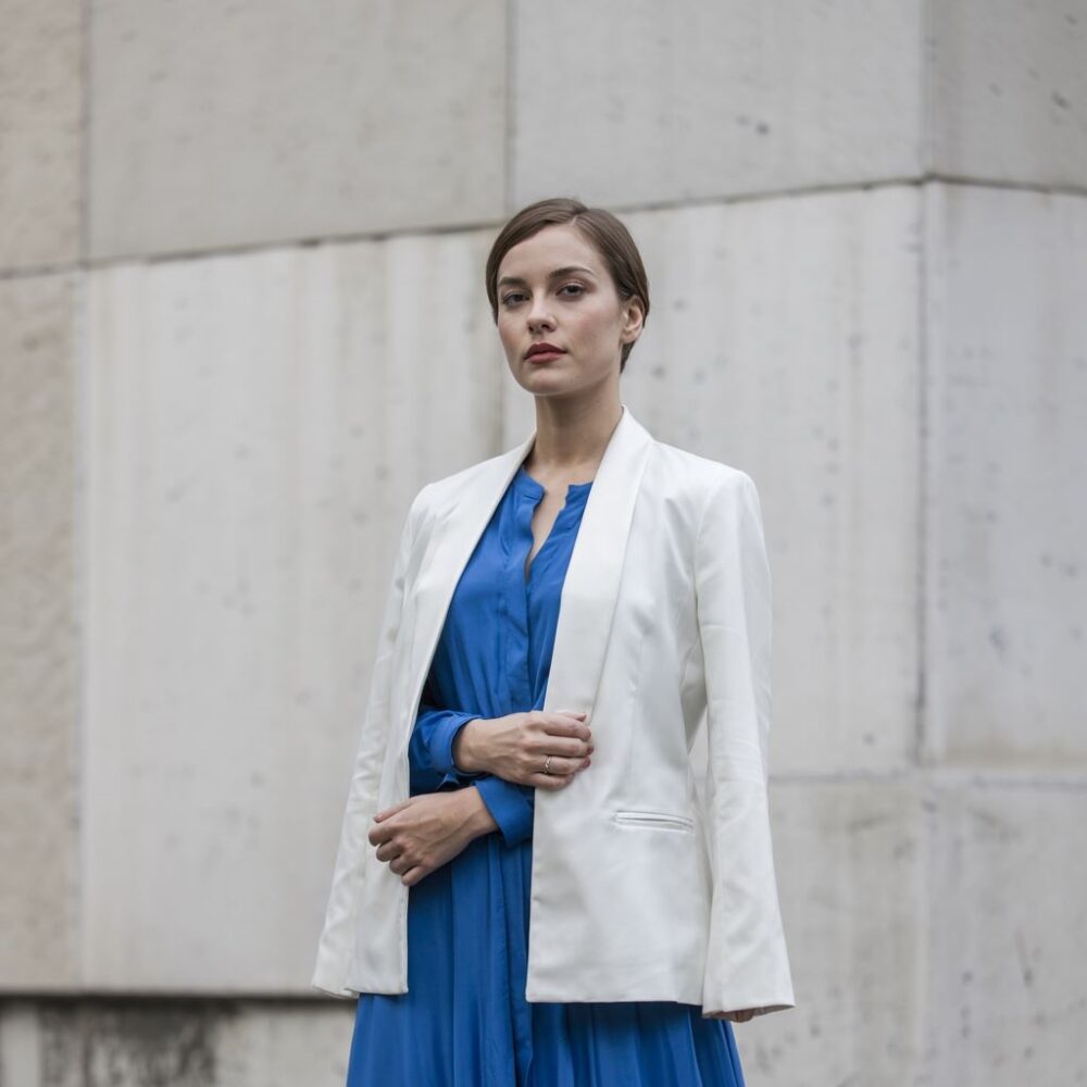 stylizacja z chabrową sukienką