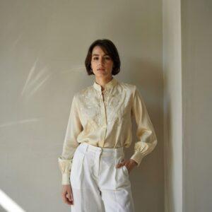 stylowa kobieta w białych spodniach