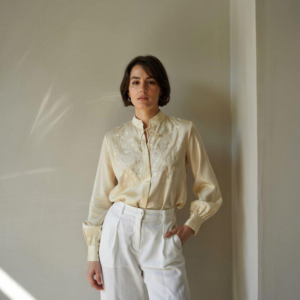 stylowa kobieta w białych spodniach