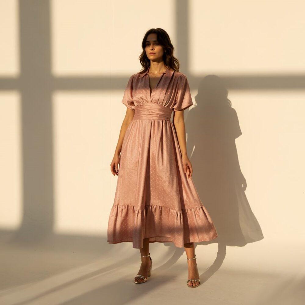 sukienka z silikonowym paskiem