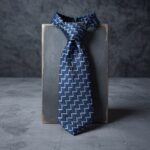 wzorzyste krawaty na stole