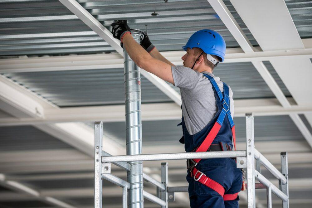 Montaż kanału wentylacyjnego pod stropem hali